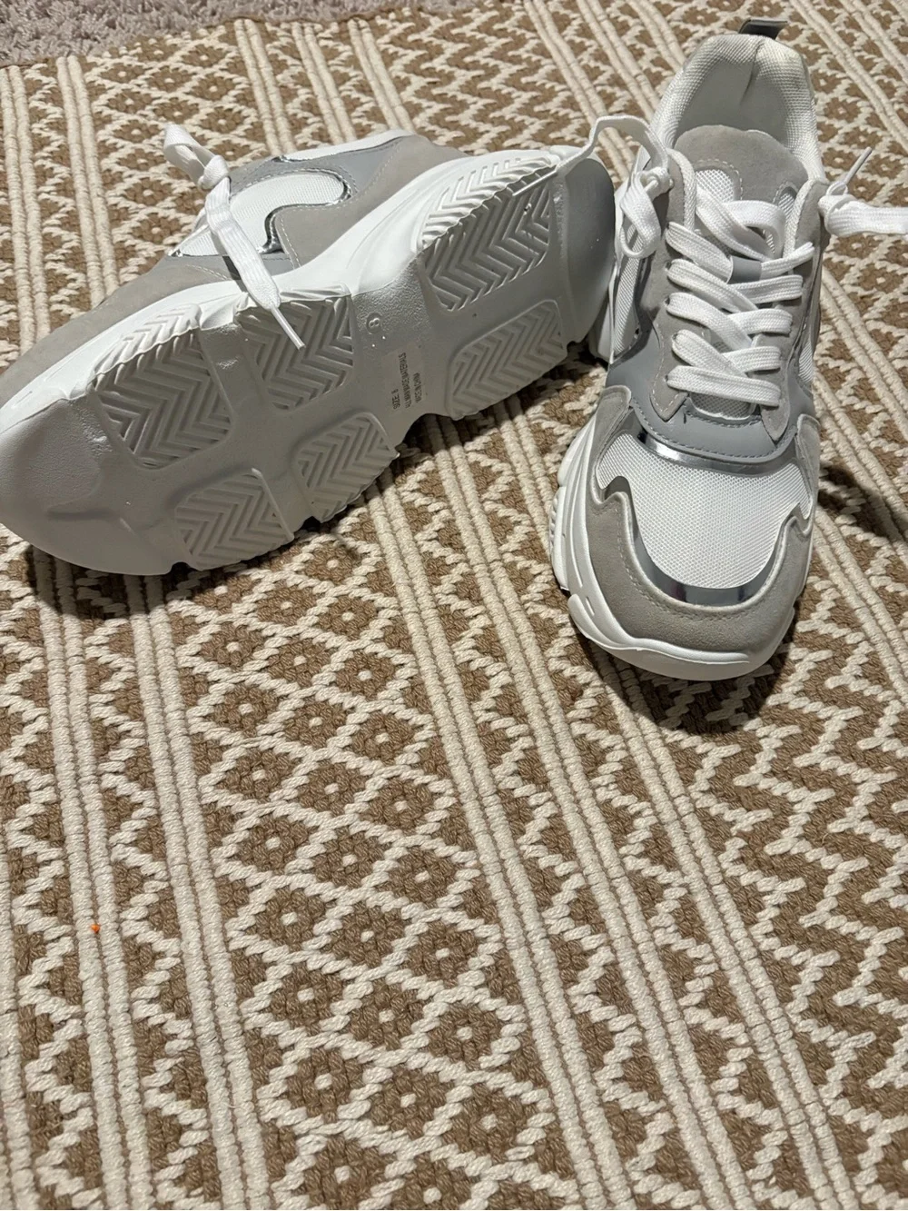 Light Gray & White Women's Fashion Sneakers